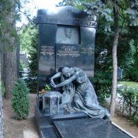 Скульптура для мужчины на кладбище. Размер скульптуры - по утверждённому проекту.