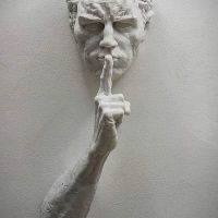 Скульптура мужчины в гипсе.