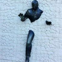 Скульптура мужчине в бронзе. Фото макета скульптуры.