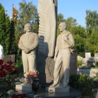 Скульптуры для юноши из гранита на могиле.