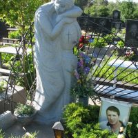 Скульптура из гранита на могиле юноши. Высота статуи юноши - по проекту памятника.