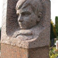 Скульптура для юноши из красного гранита.