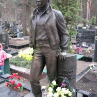 Скульптура из бронзы на могиле юноши. Высота скульптуры юноши - 1,75 м.
