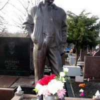 Бронзовая статуя на могиле юноши. Высота статуи юноши - 1,90 м.
