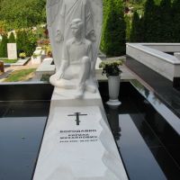 Фото скульптуры мальчику. Высота скульптуры мальчику - 140 см.