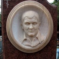 Скульптура мальчику из гранита. Фото скульптуры мальчика на кладбище.
