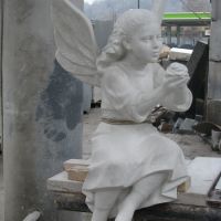Фото мраморной скульптуры мальчика. Высота скульптуры мальчику - 120 см.