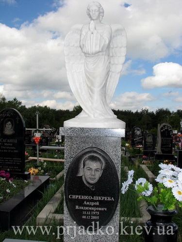 Дитячий пам'ятник з ангелом на могилі