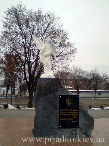 Дитячий пам'ятник з ангелом на могилі