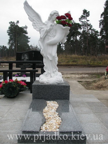 Пам'ятник для одного з ангелом