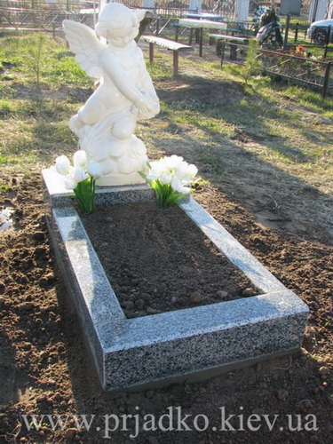 Пам'ятник для одного з ангелом