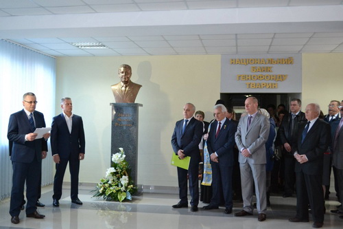 Бронзове погруддя чоловіку в меморіальний комплекс