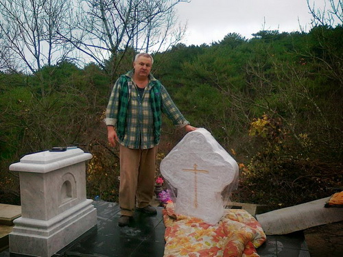 Якісні пам'ятники з білого мармуру на замовлення