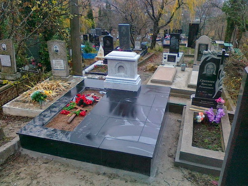 Встановлення пам'ятника на цвинтарі