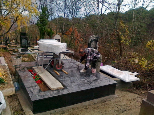 Встановлення пам'ятника на цвинтарі