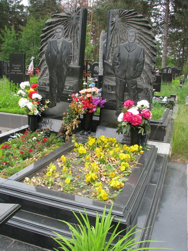 Різьблений пам'ятник на двох на цвинтарі