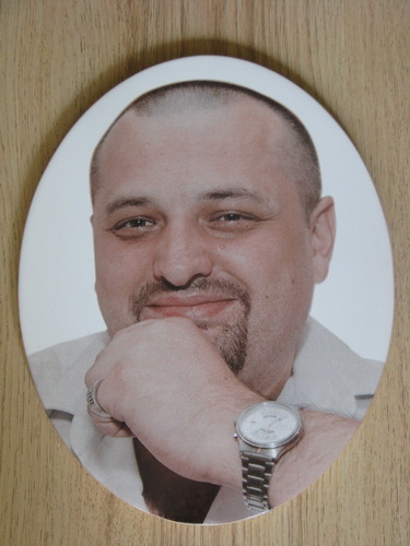 Кольорові портрети чоловіків на пам'ятниках