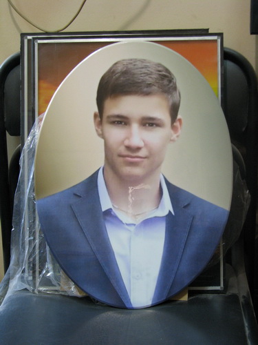 Кольорові портрети чоловіків на пам'ятниках