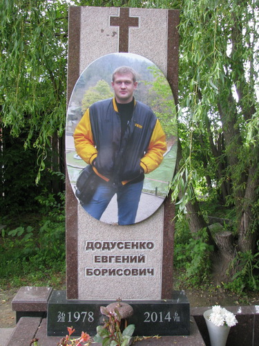 Пам'ятники з кольоровими портретами