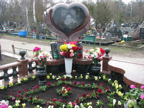 Встановлення дитячого пам'ятника