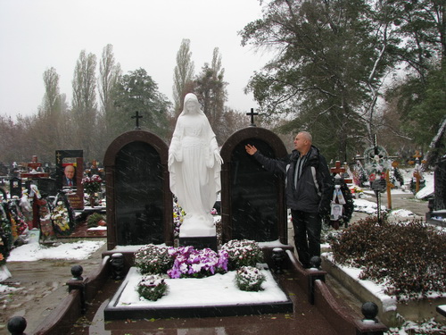 Фото скульптури Богородиці на могилу