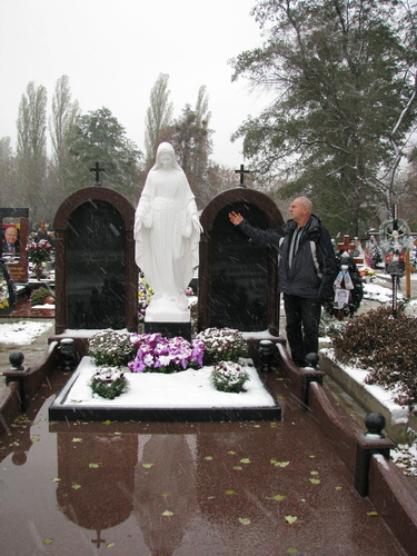 Фото скульптури Богородиці на могилу