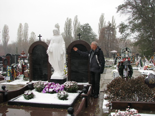 Фото скульптури Богородиці на могилу