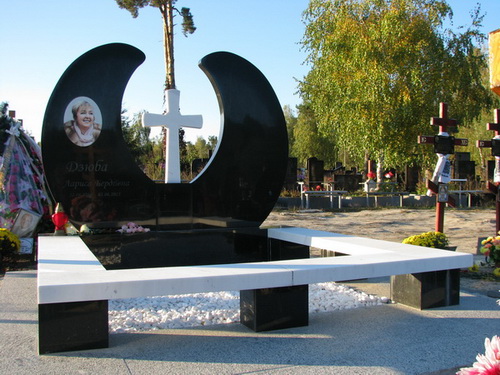 Пам'ятники на цвинтарі у Києві