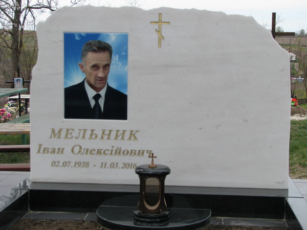 Пам'ятники з фотографіями: виготовлення та встановлення на цвинтарі