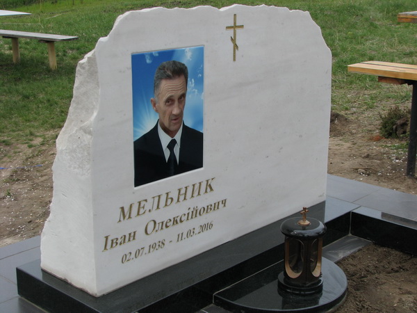 Пам'ятники з фотографіями: виготовлення та встановлення на цвинтарі