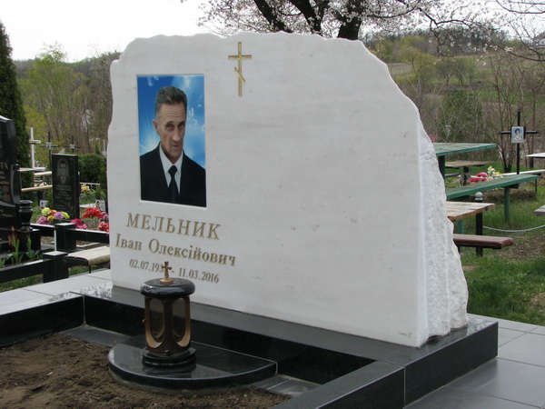 Пам'ятники з фотографіями: виготовлення та встановлення на цвинтарі