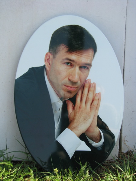 Пам'ятник з кольоровим портретом