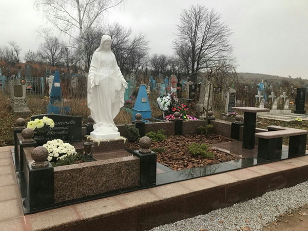 Пам'ятник з Богородицею