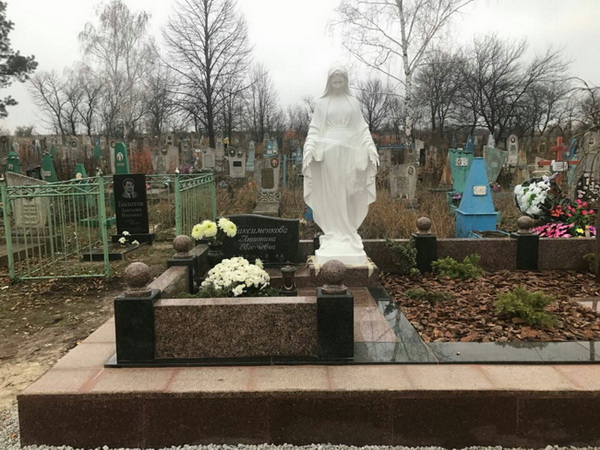 Пам'ятник з Богородицею