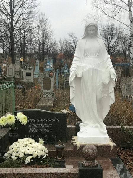 Пам'ятник з Богородицею