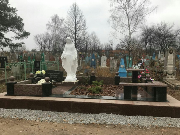 Пам'ятники з Божою Матір'ю
