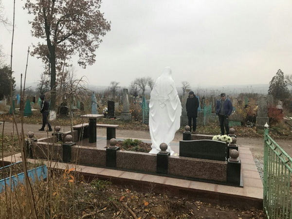 Пам'ятники з Божою Матір'ю
