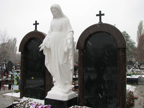Пам'ятники з Божою Матір'ю