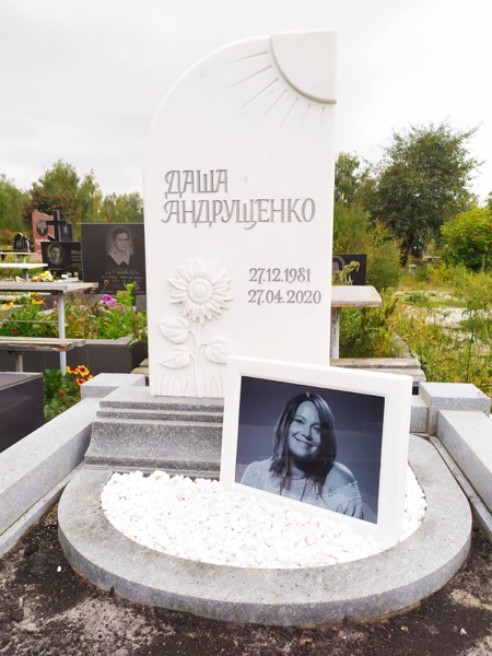 Виготовлення елітного пам'ятника з мармуру із портретом