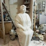 Висота жіночої статуї з полімеру 160 см.