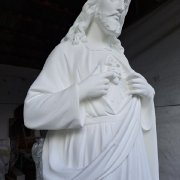 Меморіальна статуя Ісуса Христа з білого бетону.