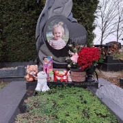 Пам'ятник дитини фото на цвинтарі.