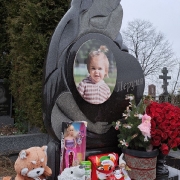 Розміри дитячого пам'ятника: 120х80х10 см.