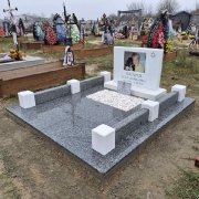 Висота маленького пам'ятника жінці 70 см. Фото на цвинтарі.