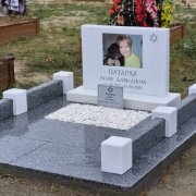 Пам'ятники євреям. Фото єврейського пам'ятника жінці на цвинтарі.