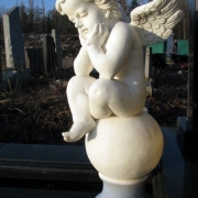 Пам'ятники з янголами.153
