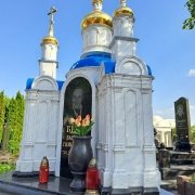 Елітний пам'ятник чоловіку в меморіальному комплексі.