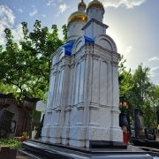 Чоловічий пам'ятник класу Люкс у меморіальному комплексі.