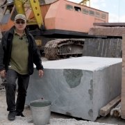 Размер блока зелёного мрамора: 300 х 150 х 100 см. Купить блок индийского мрамора, можно со склада в Киеве сегодня. Цена зелёного мрамора в Киеве - доступна.