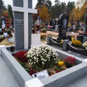 Пам'ятники на одного.19